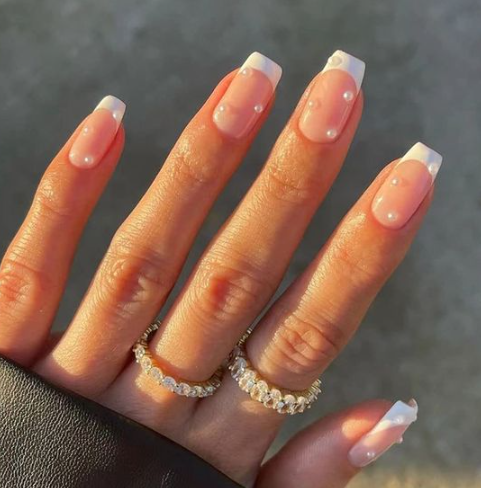 French Tip In White With Pearls